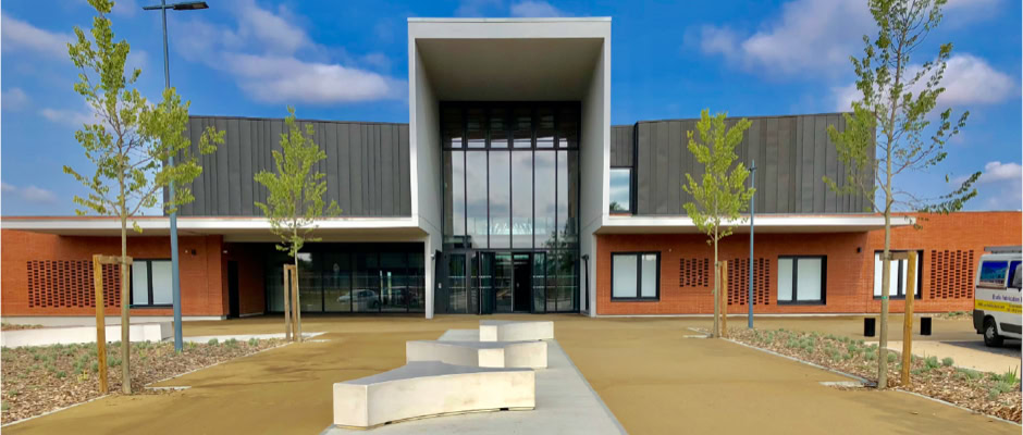 Vues extérieures et intérieures du Collège Françoise-Héritier à L'Isle-Jourdain